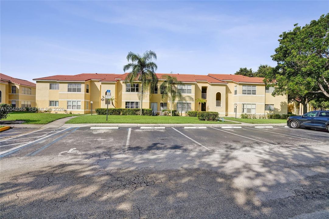 For Rent: $2,400 (2 beds, 2 baths, 1065 Square Feet)