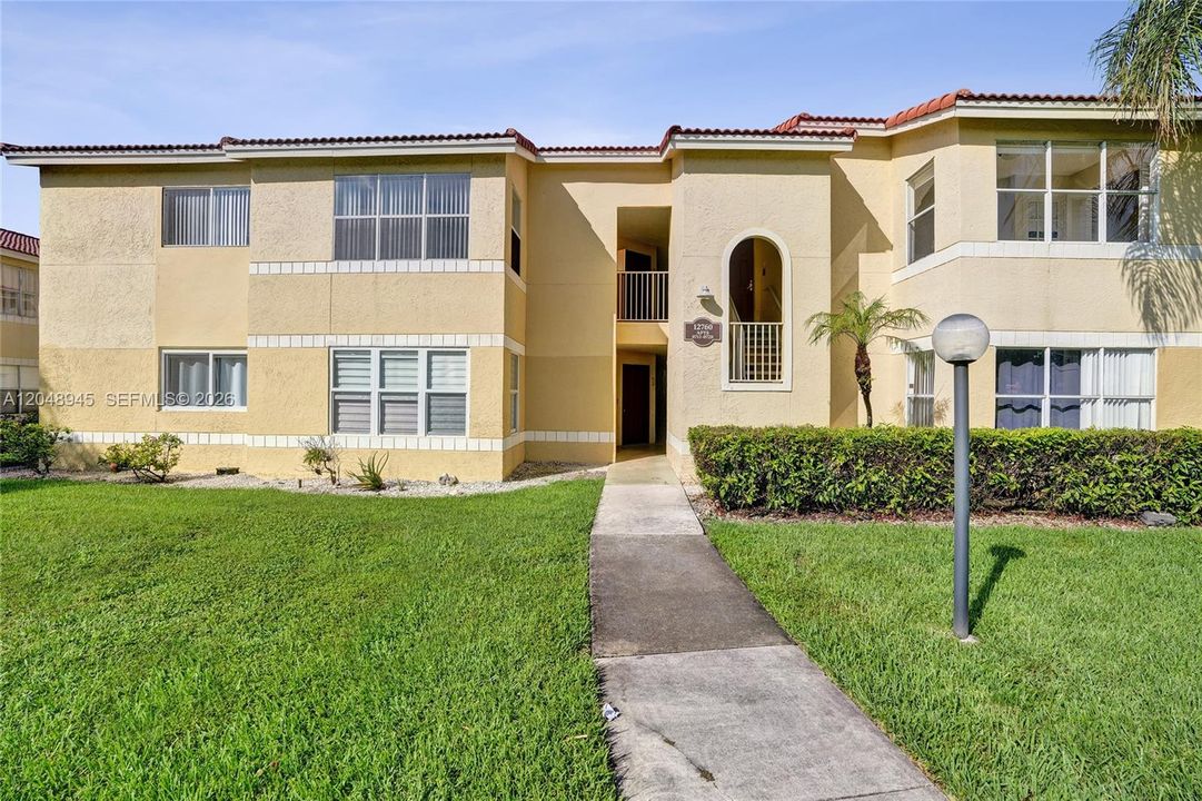 For Rent: $2,400 (2 beds, 2 baths, 1065 Square Feet)