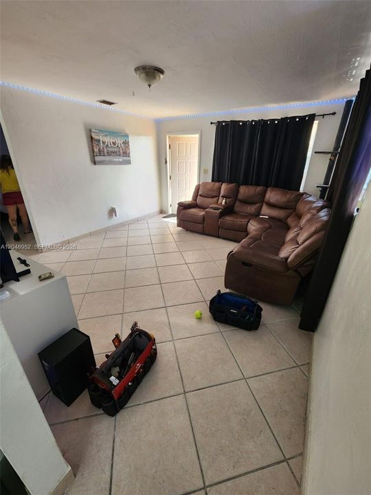 For Rent: $2,400 (2 beds, 1 baths, 4580 Square Feet)