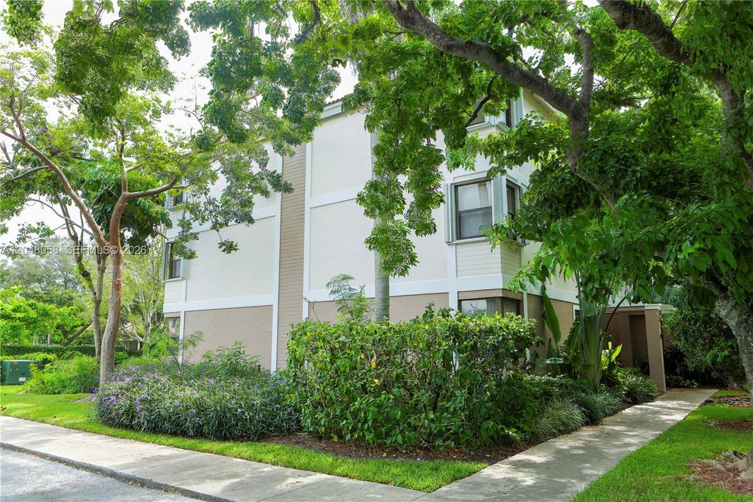 For Rent: $2,350 (2 beds, 2 baths, 963 Square Feet)
