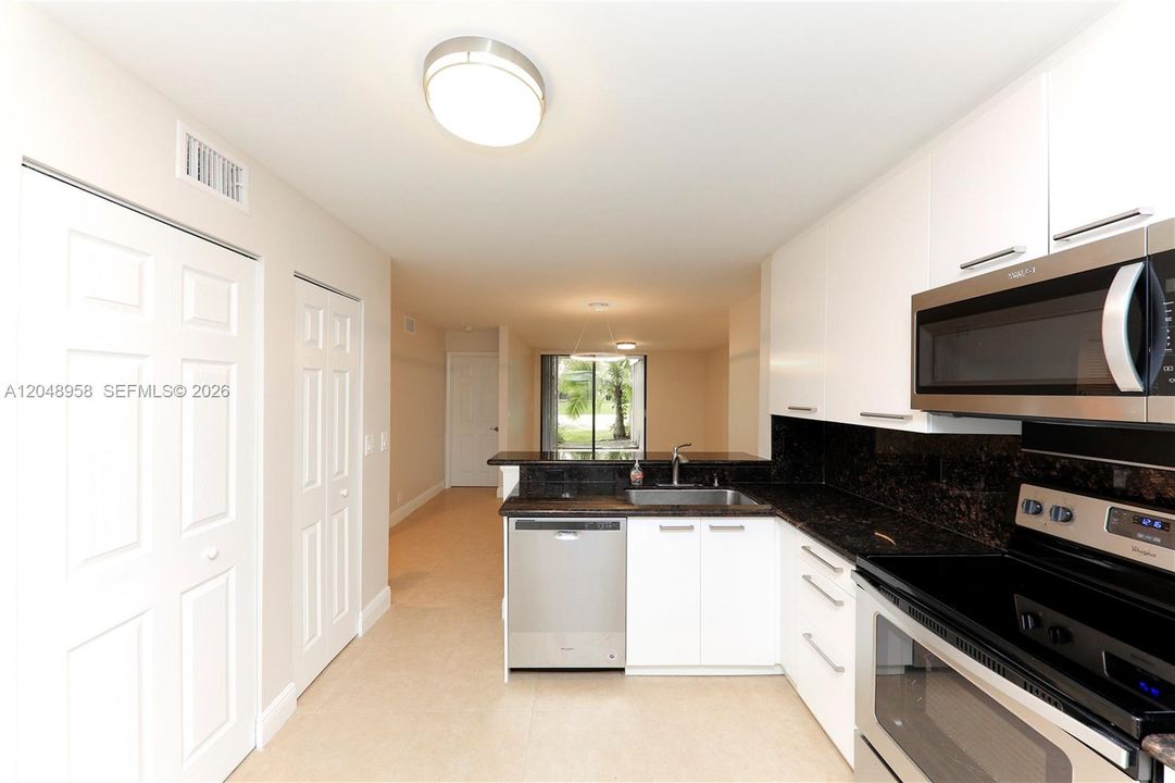 For Rent: $2,350 (2 beds, 2 baths, 963 Square Feet)