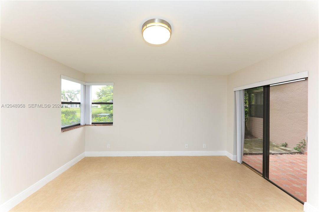 For Rent: $2,350 (2 beds, 2 baths, 963 Square Feet)