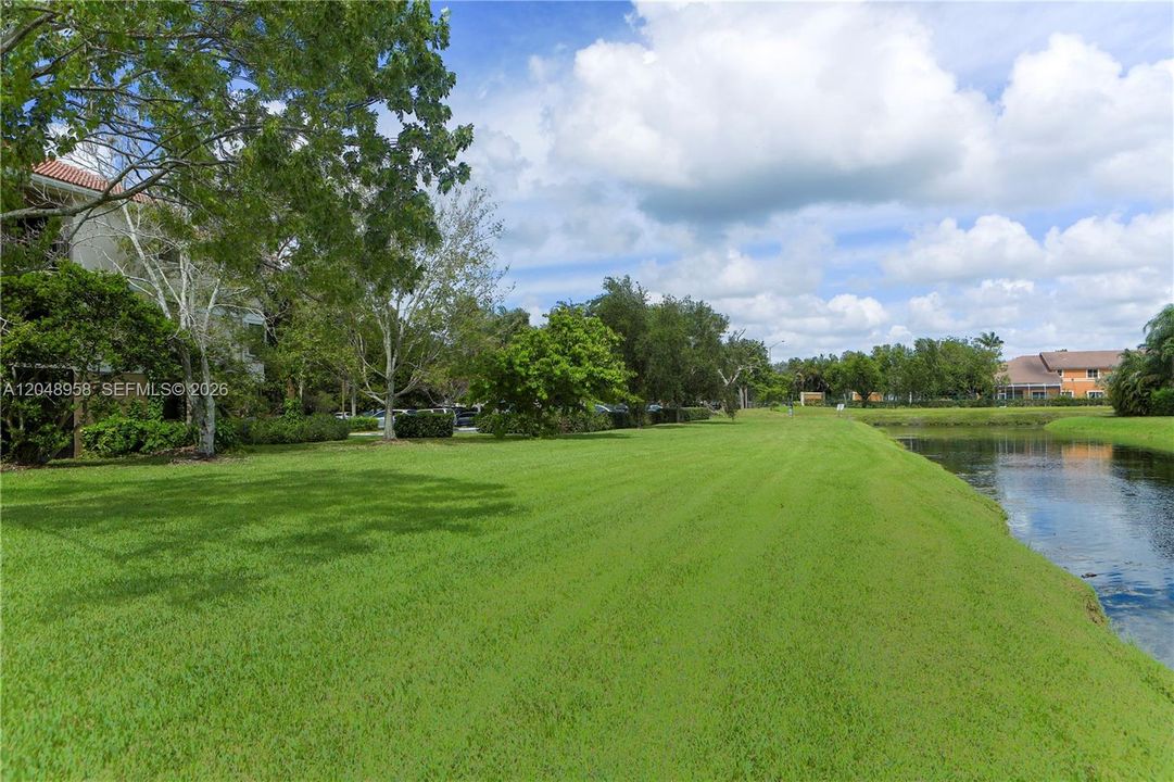 For Rent: $2,350 (2 beds, 2 baths, 963 Square Feet)