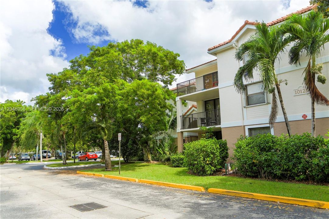 For Rent: $2,350 (2 beds, 2 baths, 963 Square Feet)