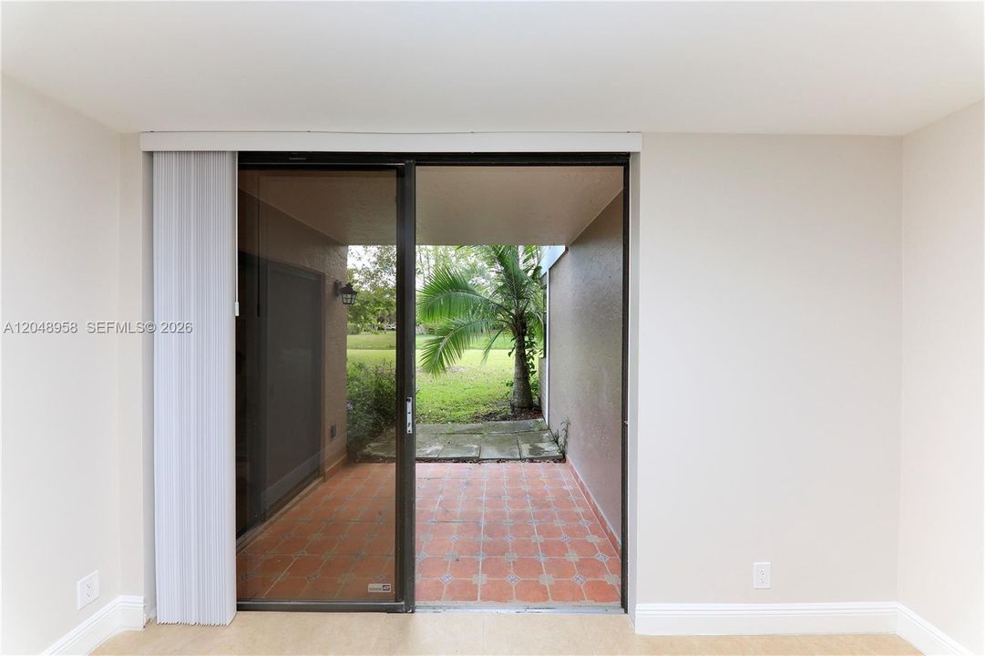 For Rent: $2,350 (2 beds, 2 baths, 963 Square Feet)