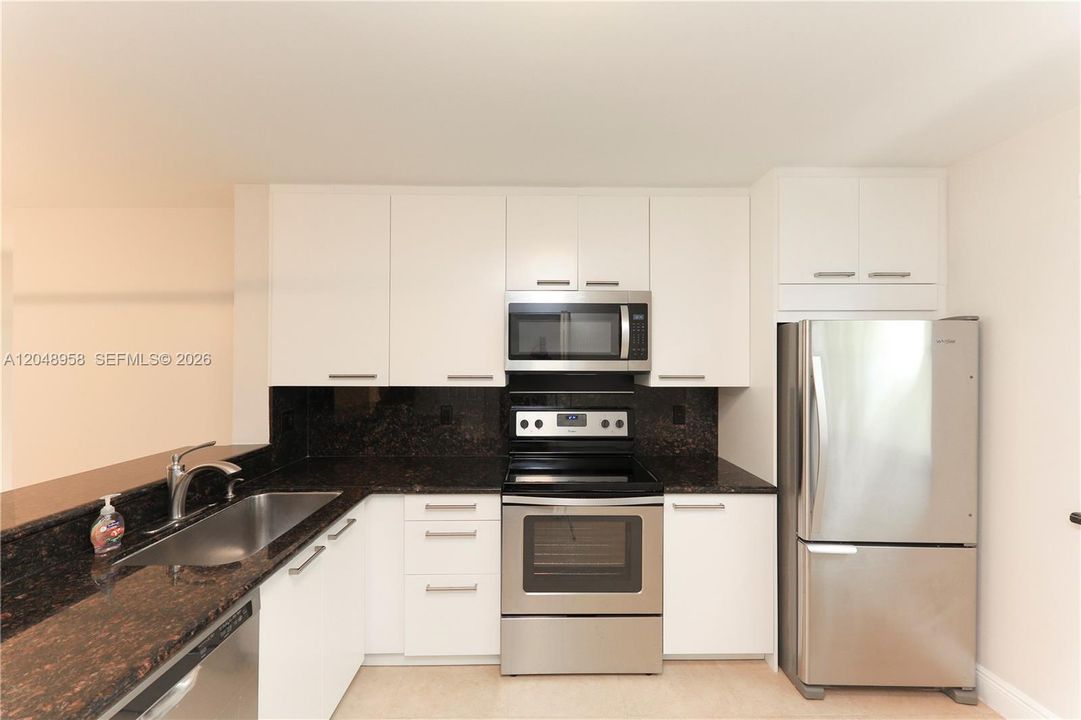 For Rent: $2,350 (2 beds, 2 baths, 963 Square Feet)