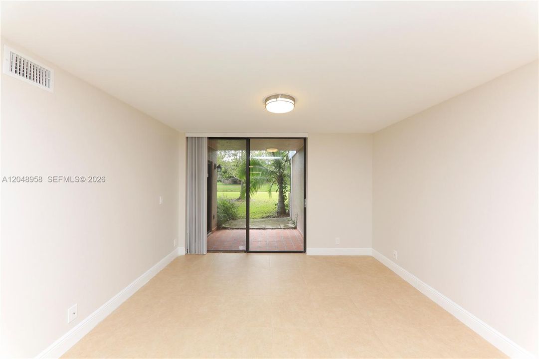 For Rent: $2,350 (2 beds, 2 baths, 963 Square Feet)