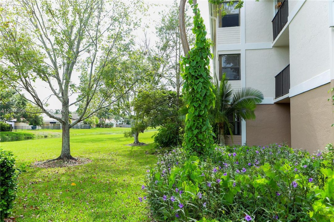 For Rent: $2,350 (2 beds, 2 baths, 963 Square Feet)