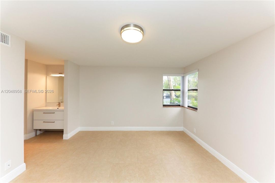 For Rent: $2,350 (2 beds, 2 baths, 963 Square Feet)