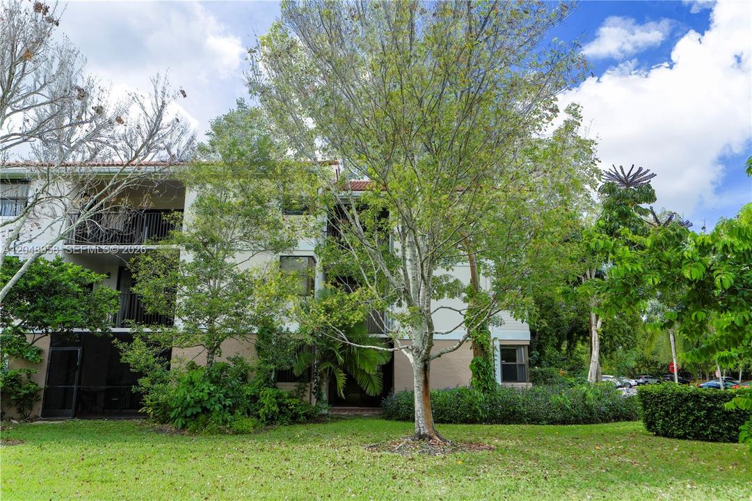For Rent: $2,350 (2 beds, 2 baths, 963 Square Feet)