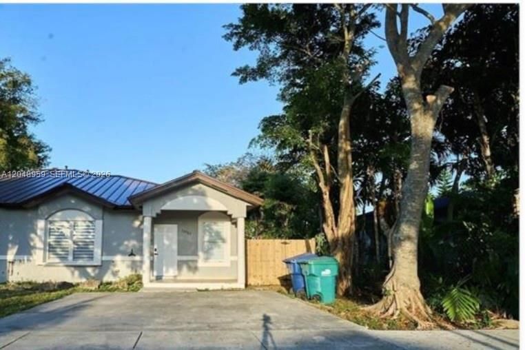 For Rent: $3,300 (4 beds, 2 baths, 2734 Square Feet)