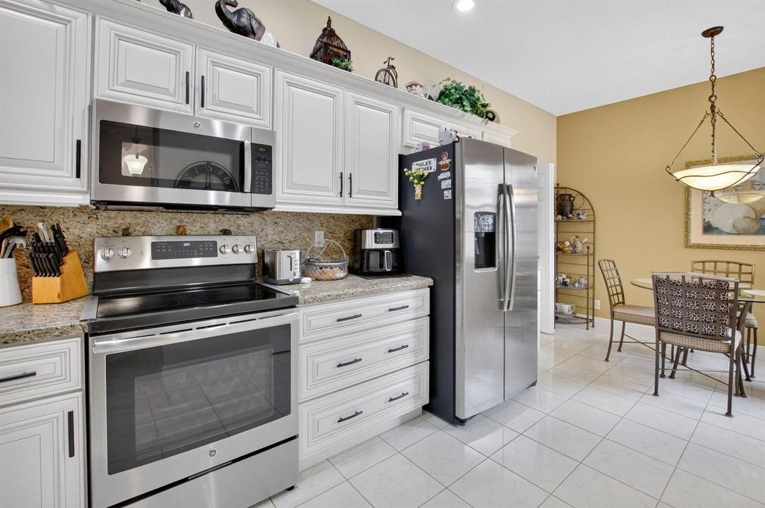 kitchwn and eat=in dining area