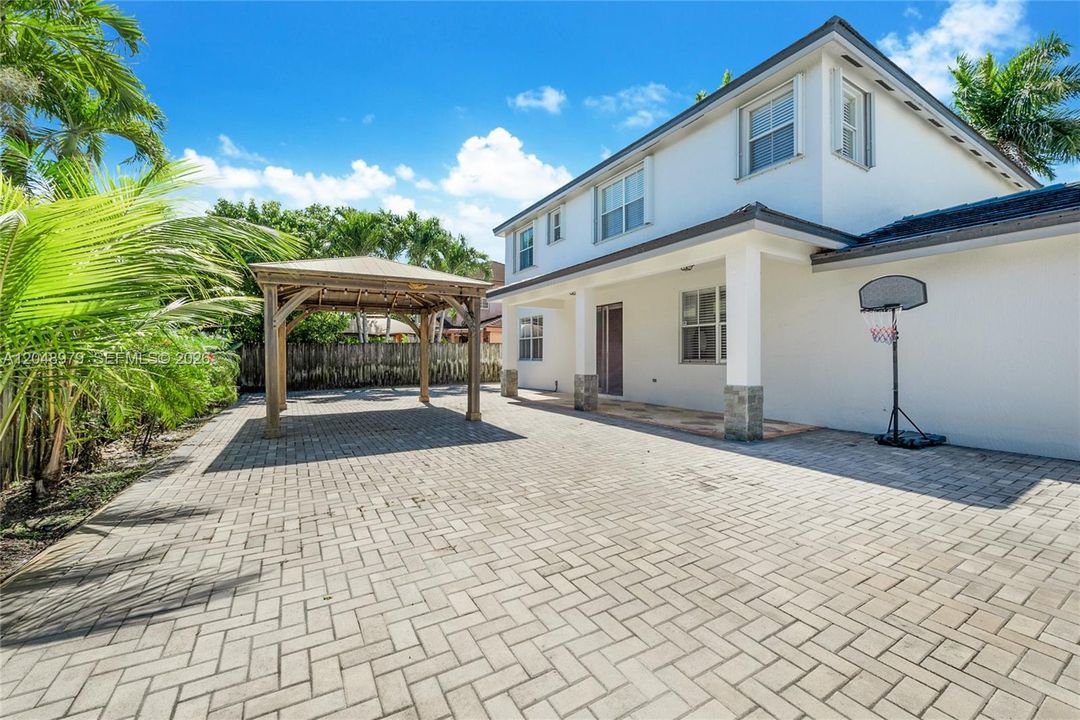 For Rent: $4,800 (5 beds, 3 baths, 2598 Square Feet)