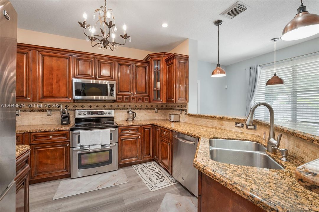 For Rent: $4,800 (5 beds, 3 baths, 2598 Square Feet)