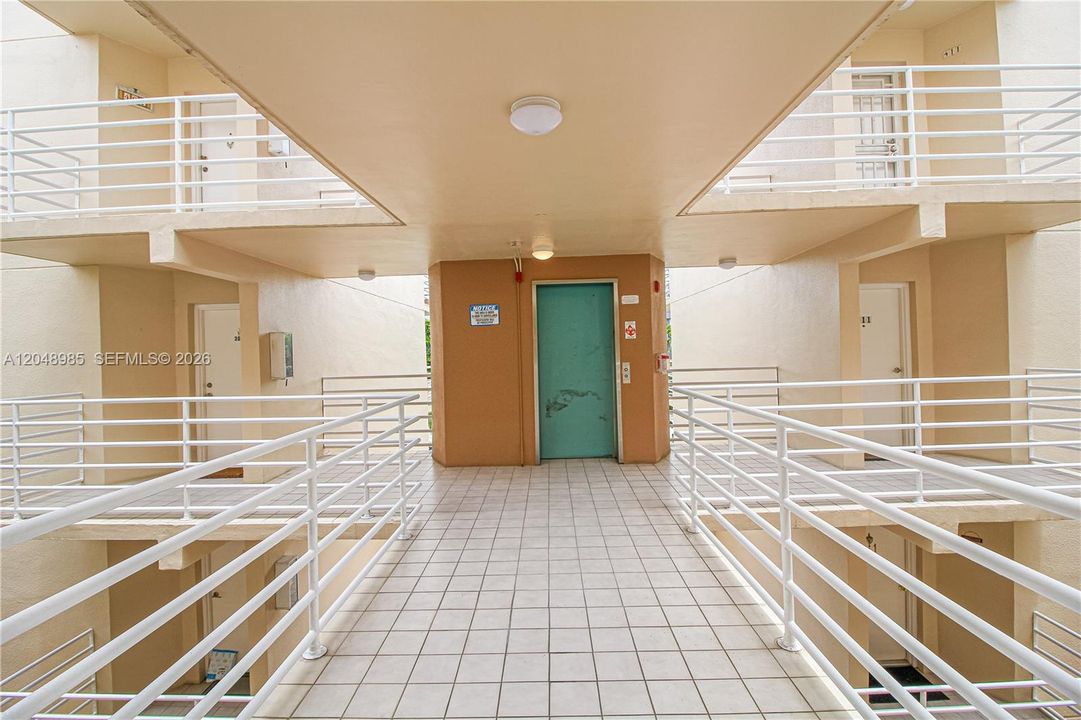 В аренду: $2,200 (2 спален, 2 ванн, 960 Квадратных фут)