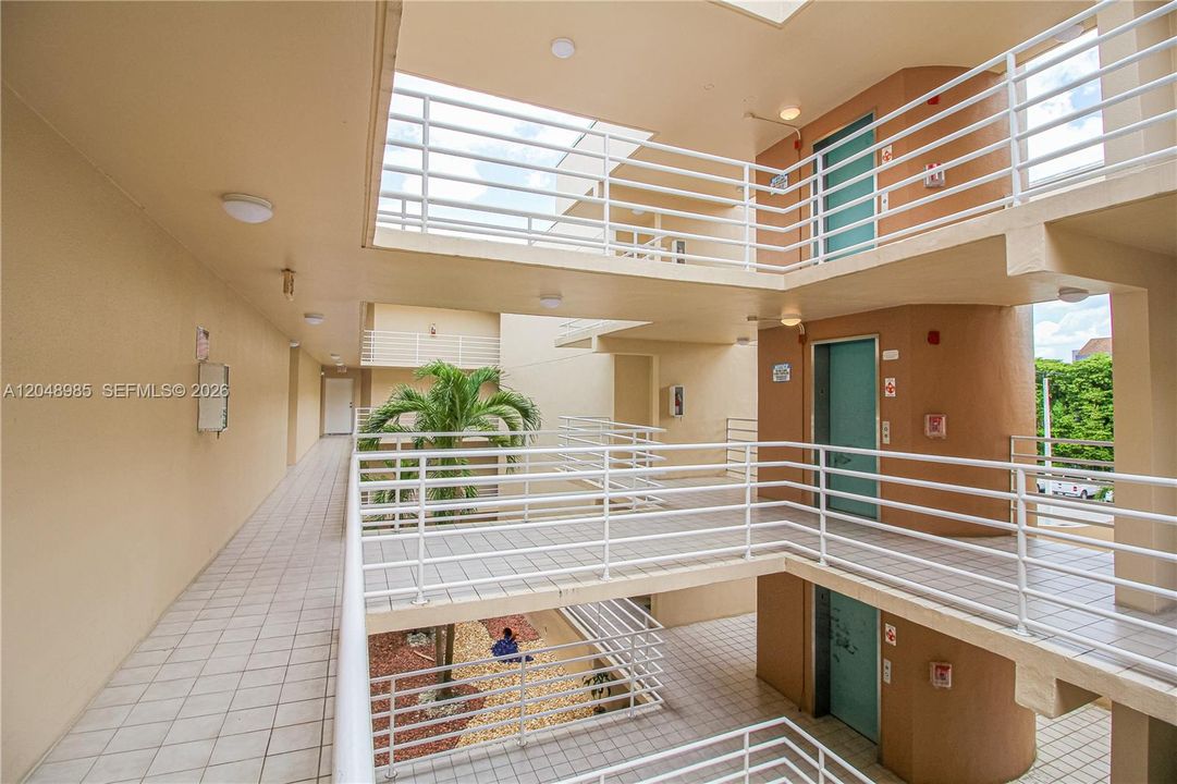 В аренду: $2,200 (2 спален, 2 ванн, 960 Квадратных фут)