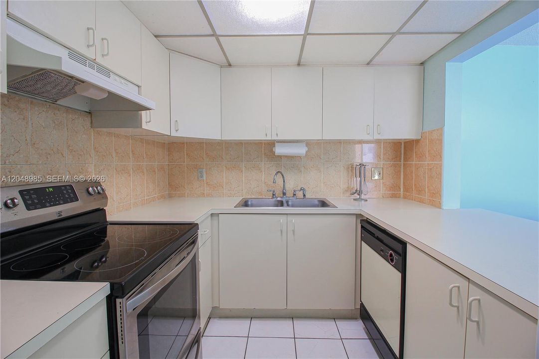 В аренду: $2,200 (2 спален, 2 ванн, 960 Квадратных фут)
