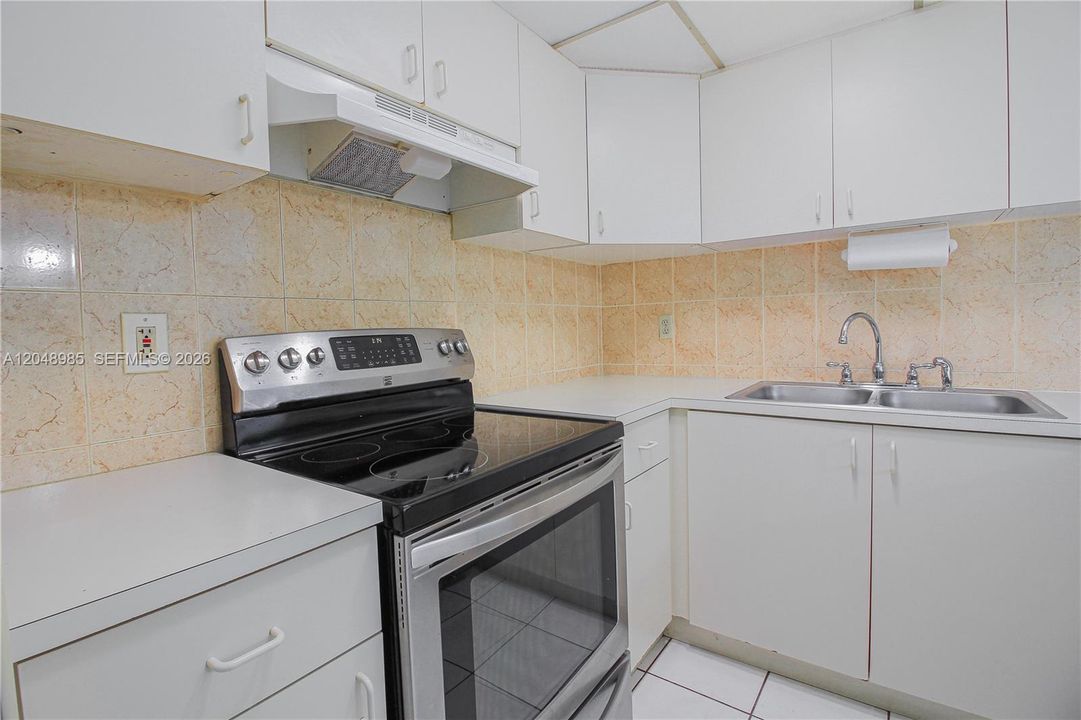 В аренду: $2,200 (2 спален, 2 ванн, 960 Квадратных фут)