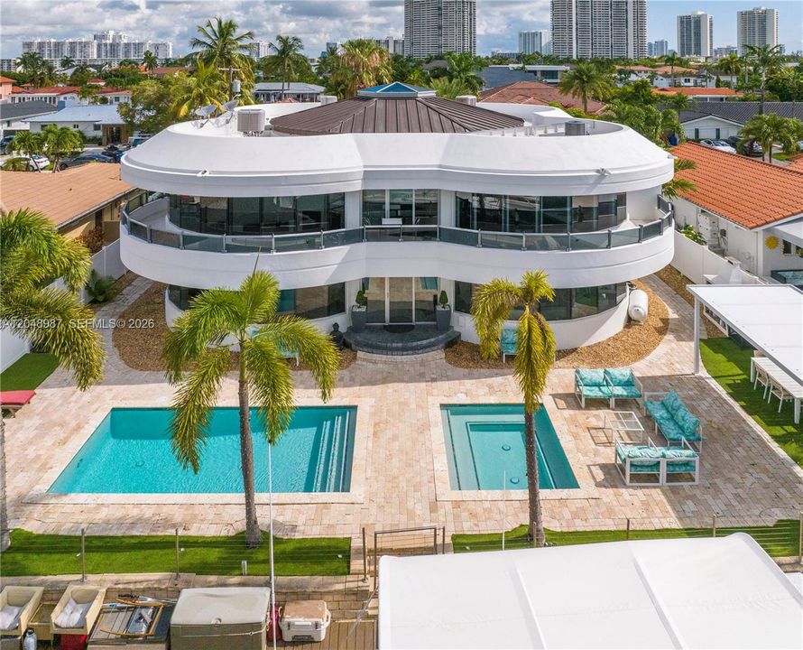 En Renta: $28,000 (6 camas, 6 baños, 4153 Pies cuadrados)