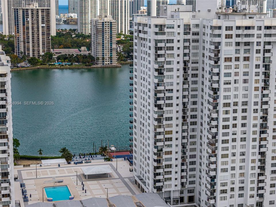 For Sale: $253,900 (2 beds, 2 baths, 1268 Square Feet)