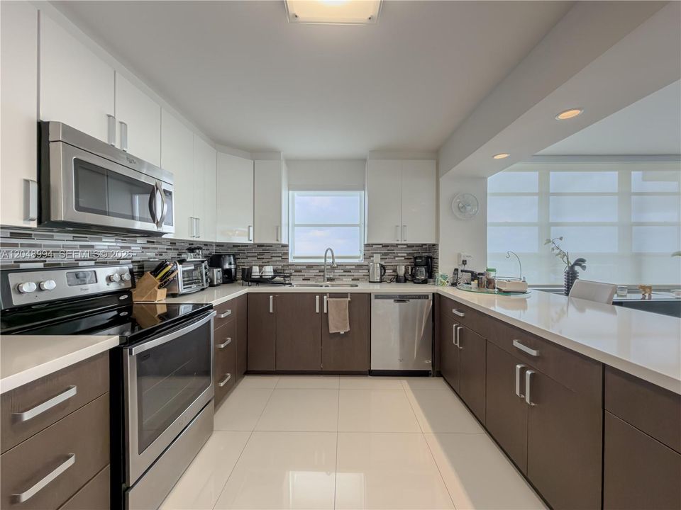 For Sale: $253,900 (2 beds, 2 baths, 1268 Square Feet)