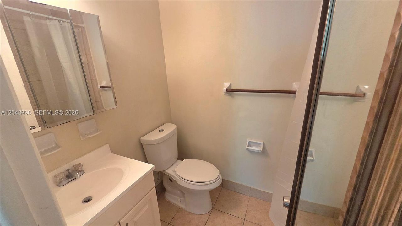 For Rent: $1,570 (1 beds, 1 baths, 700 Square Feet)