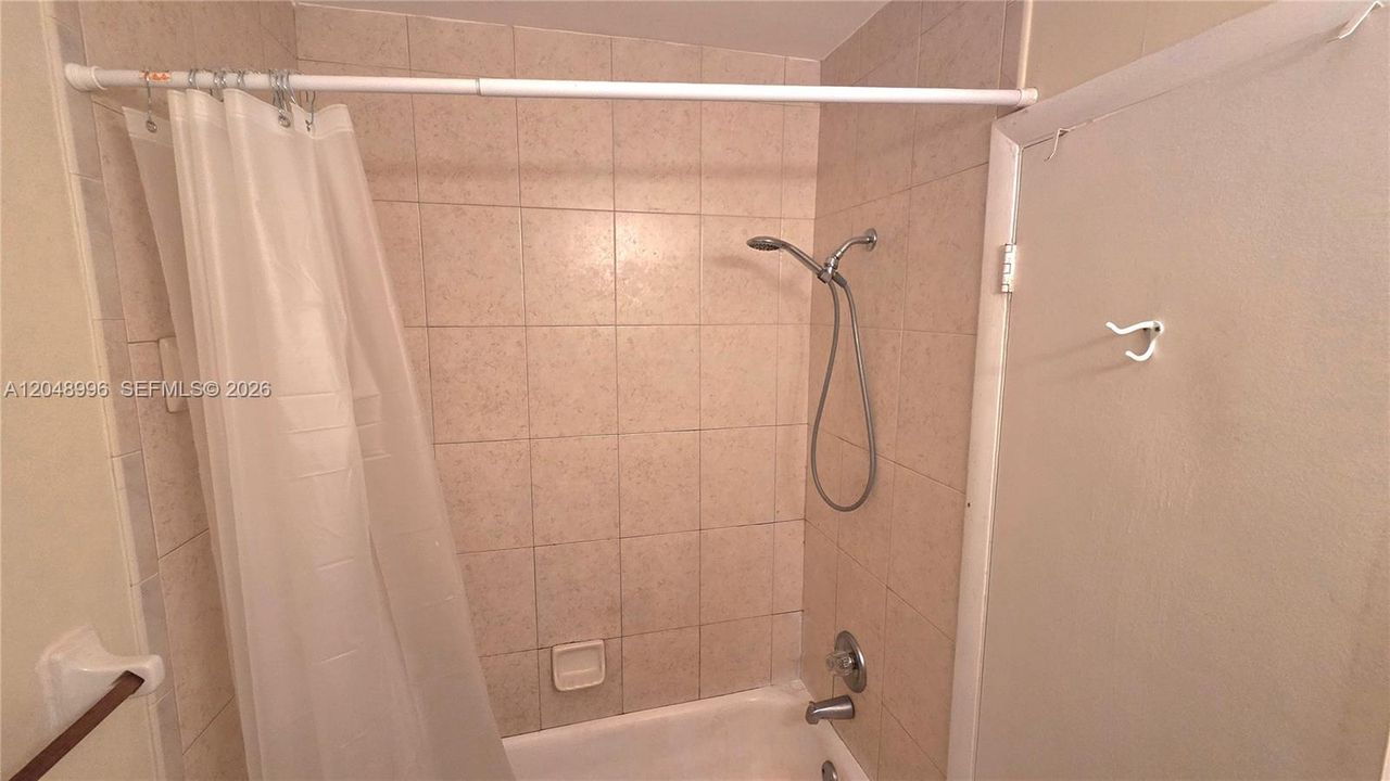 For Rent: $1,570 (1 beds, 1 baths, 700 Square Feet)