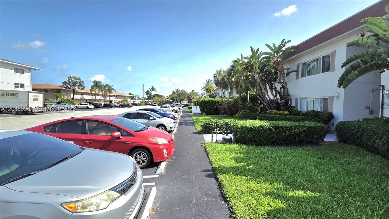For Rent: $1,570 (1 beds, 1 baths, 700 Square Feet)