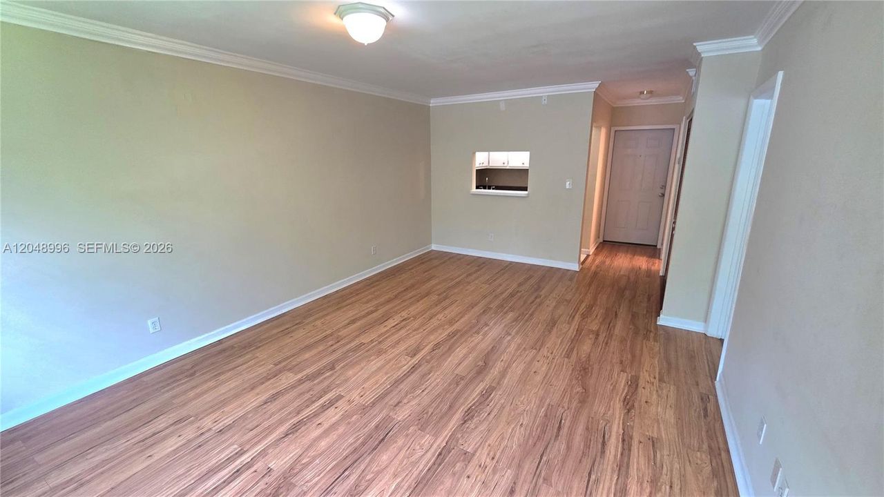 For Rent: $1,570 (1 beds, 1 baths, 700 Square Feet)