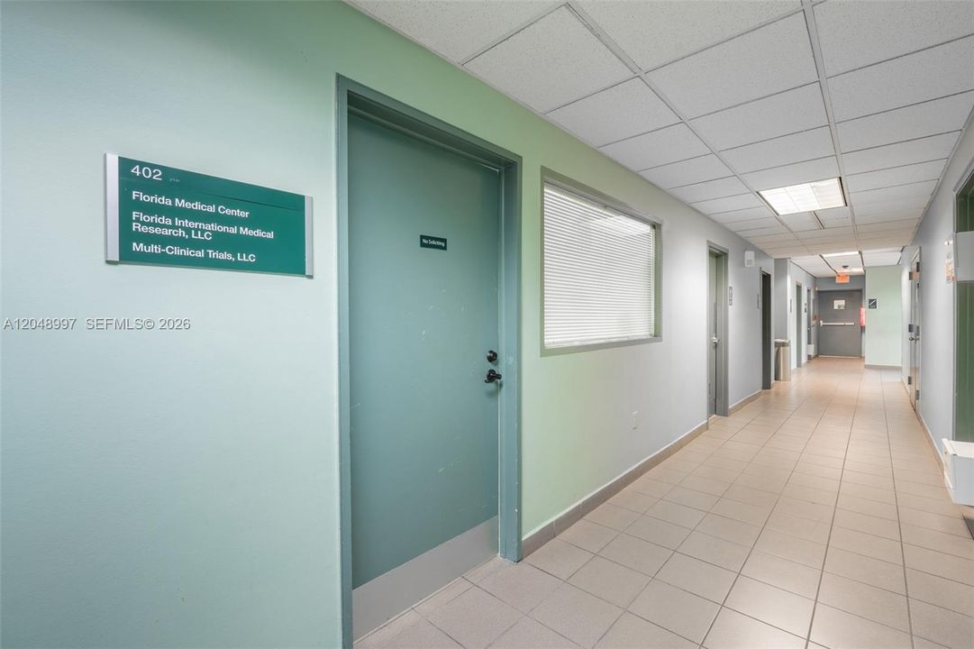 Suite 402 – Main entrance hallway