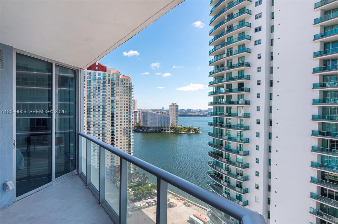 For Rent: $6,300 (2 beds, 2 baths, 997 Square Feet)