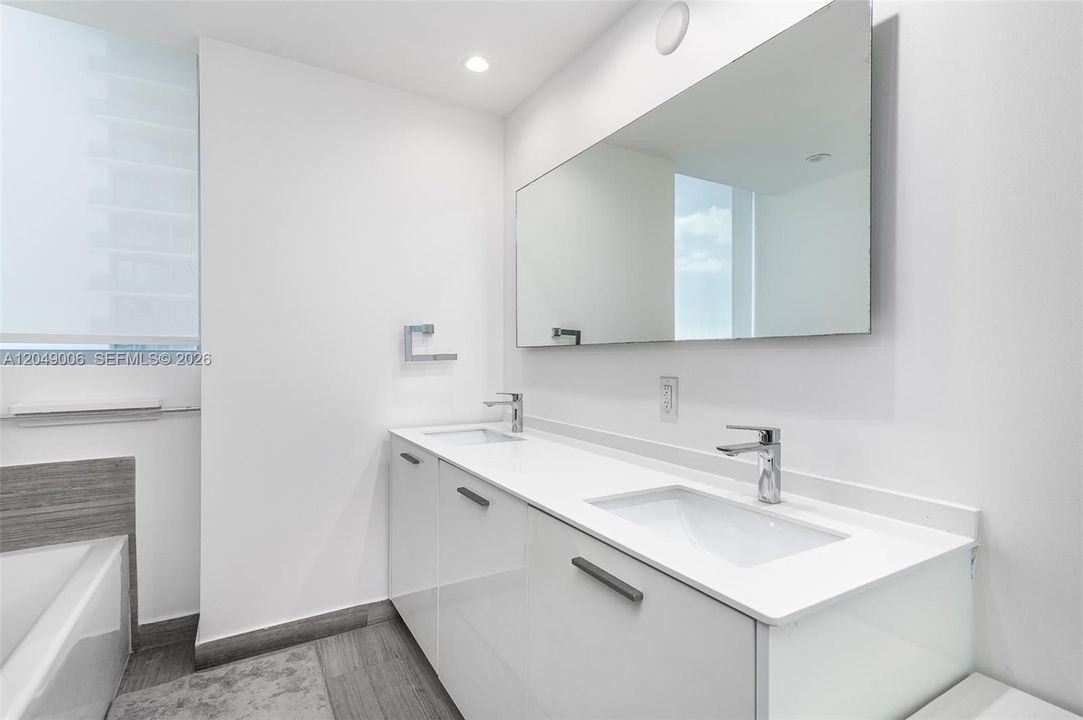 For Rent: $6,300 (2 beds, 2 baths, 997 Square Feet)