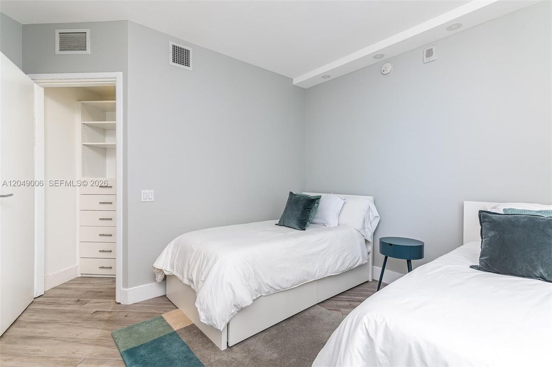 For Rent: $6,300 (2 beds, 2 baths, 997 Square Feet)
