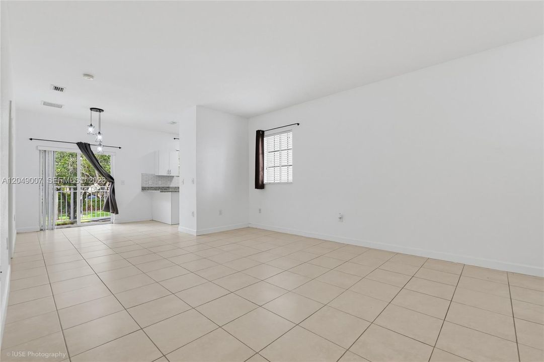For Rent: $2,100 (3 beds, 2 baths, 1194 Square Feet)
