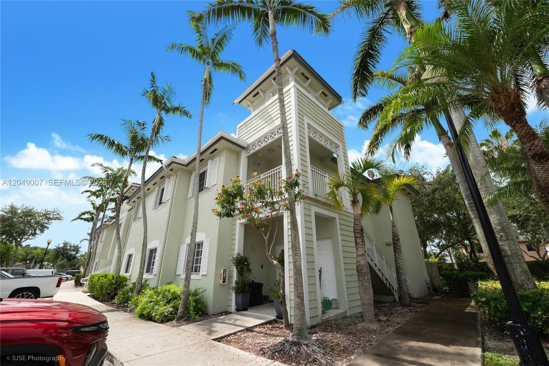 For Rent: $2,100 (3 beds, 2 baths, 1194 Square Feet)