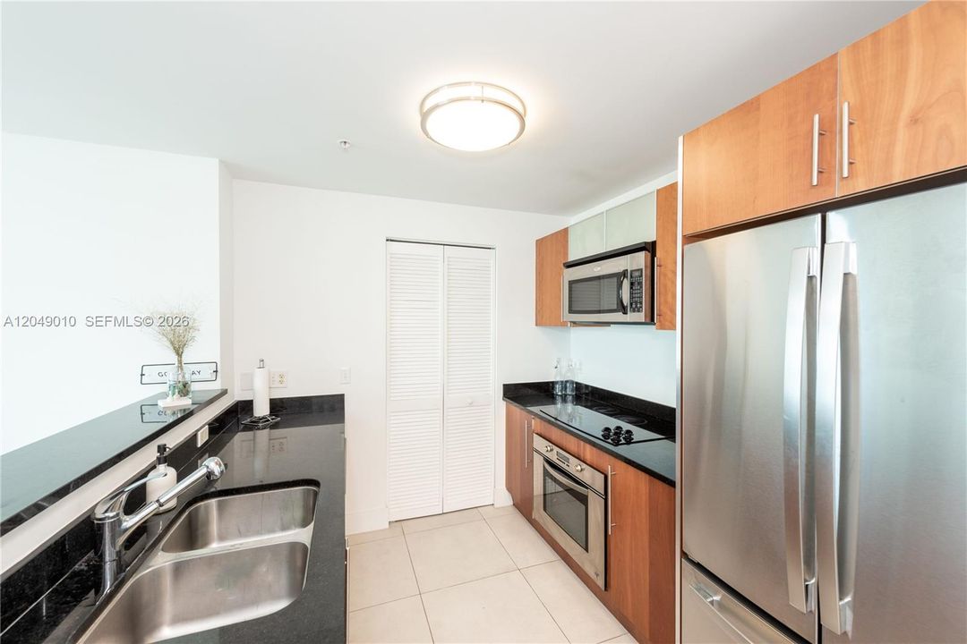 For Rent: $4,200 (2 beds, 2 baths, 1006 Square Feet)