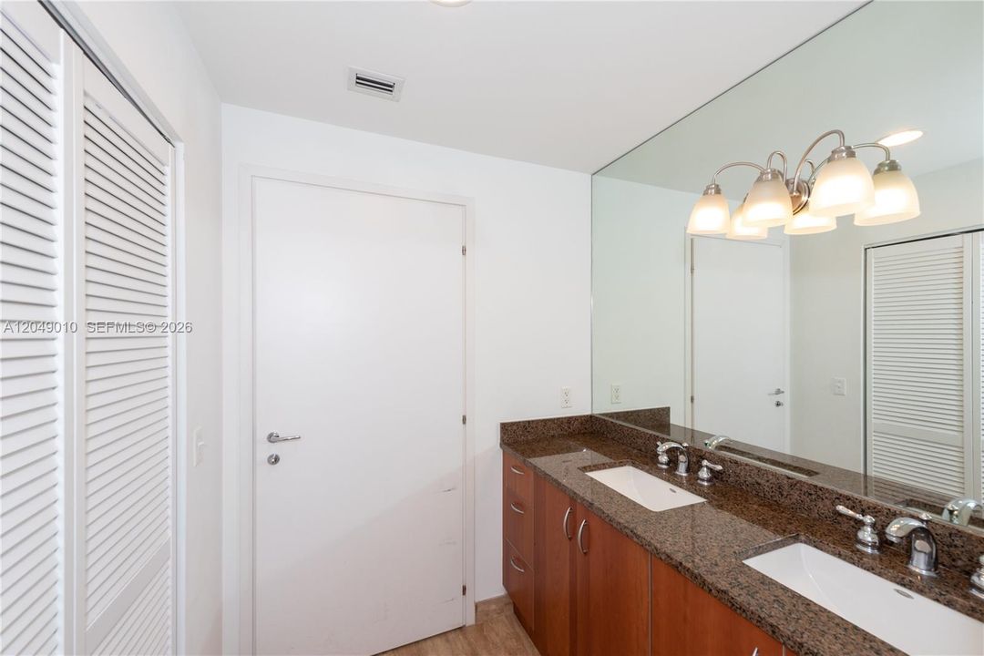 For Rent: $4,200 (2 beds, 2 baths, 1006 Square Feet)