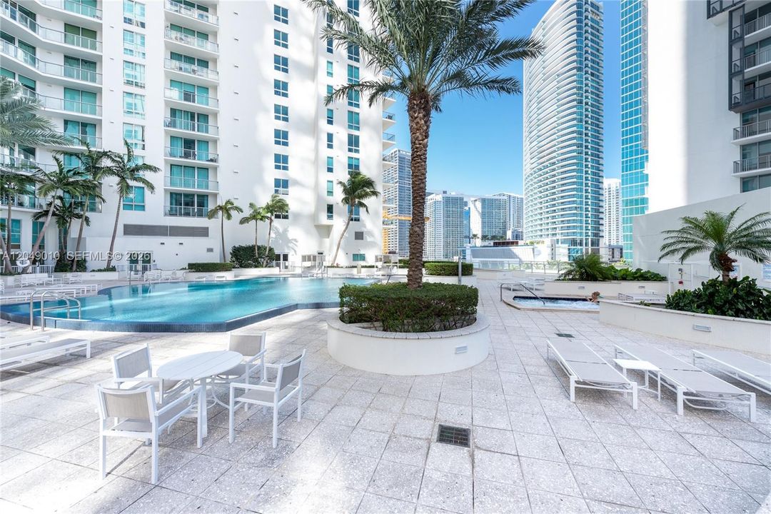 For Rent: $4,200 (2 beds, 2 baths, 1006 Square Feet)