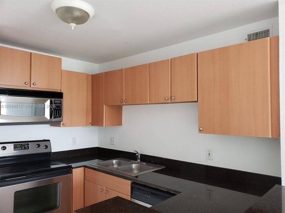 For Rent: $1,900 (1 beds, 1 baths, 586 Square Feet)