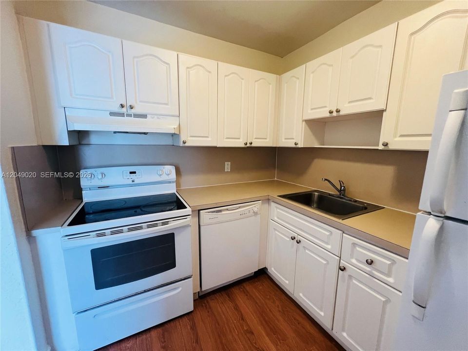 For Rent: $1,850 (1 beds, 1 baths, 752 Square Feet)