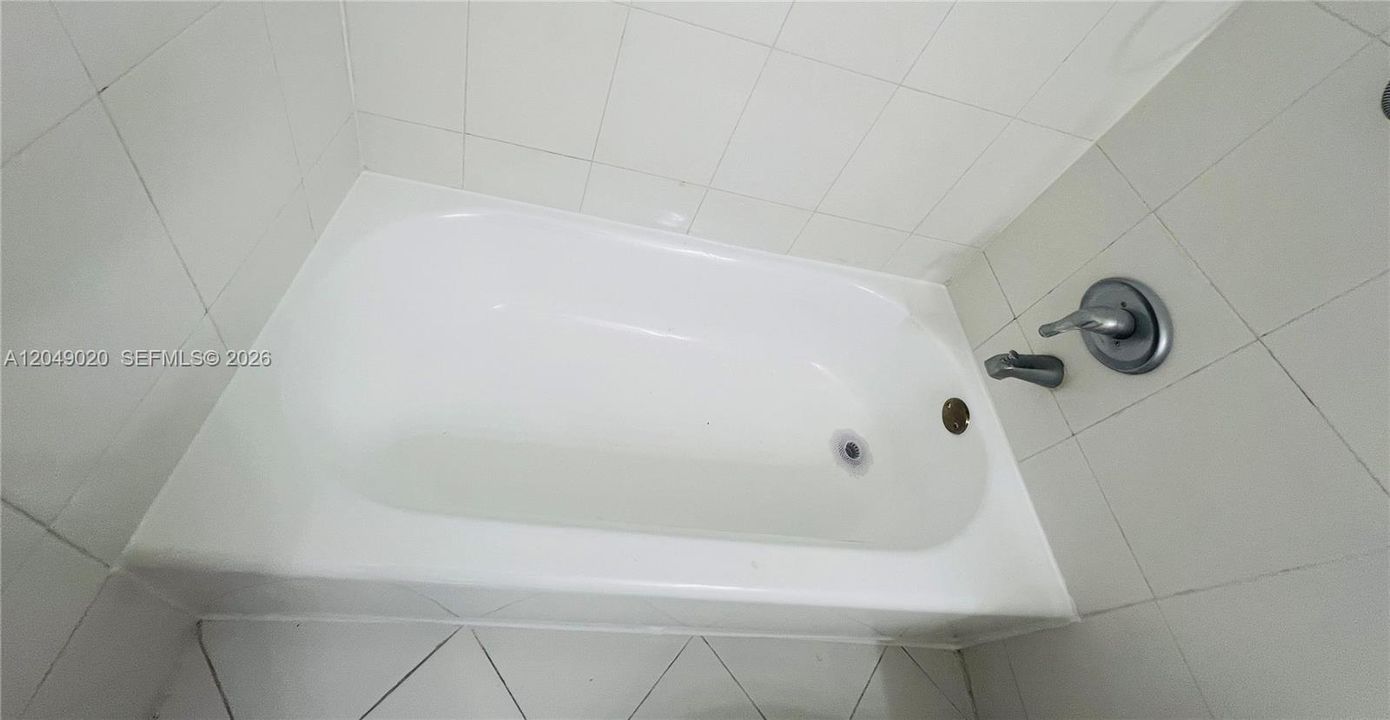 For Rent: $1,850 (1 beds, 1 baths, 752 Square Feet)