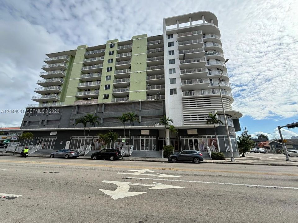 For Rent: $2,400 (2 beds, 2 baths, 849 Square Feet)