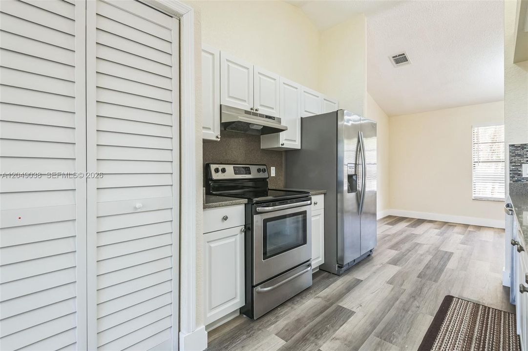 For Rent: $2,300 (3 beds, 2 baths, 1481 Square Feet)