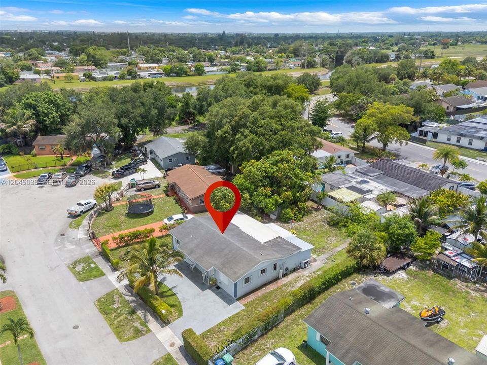 For Sale: $735,000 (5 beds, 3 baths, 1688 Square Feet)