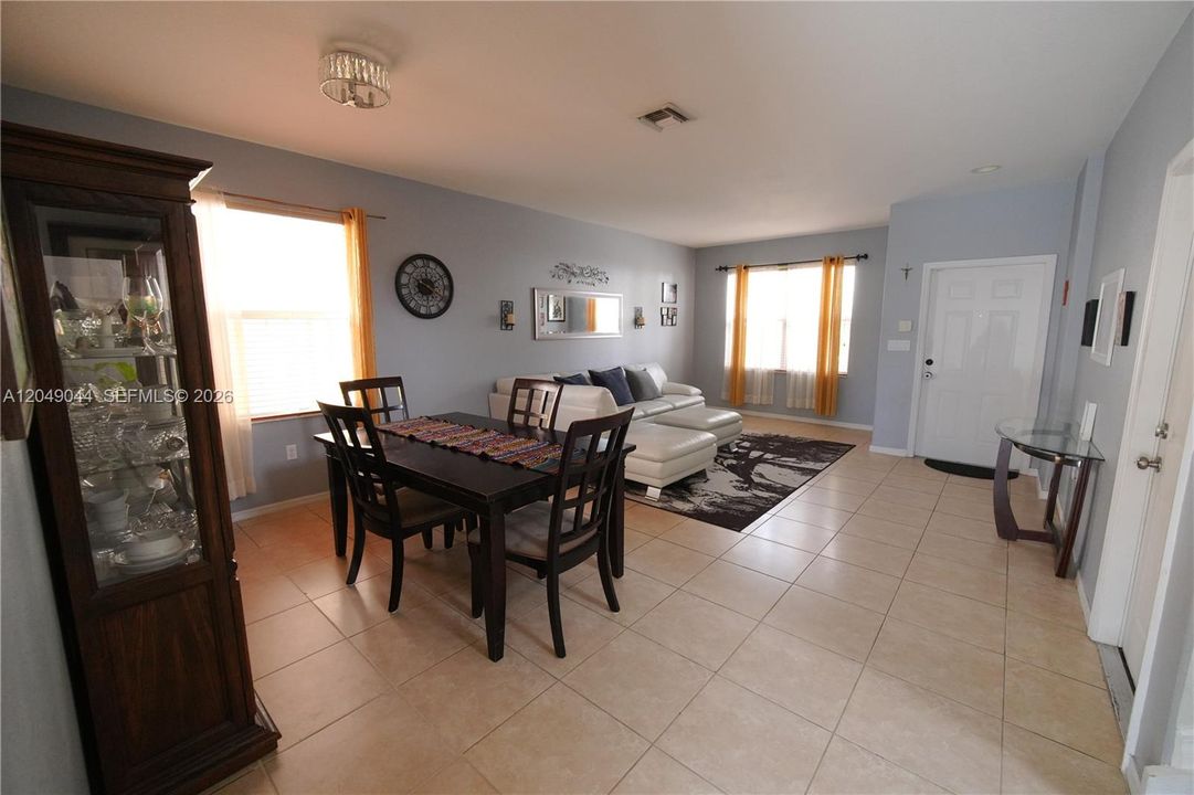 En Venta: $410,000 (3 camas, 2 baños, 1693 Pies cuadrados)
