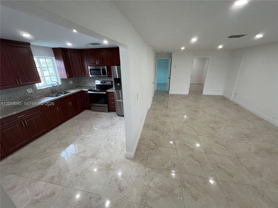 For Rent: $4,600 (5 beds, 4 baths, 950 Square Feet)