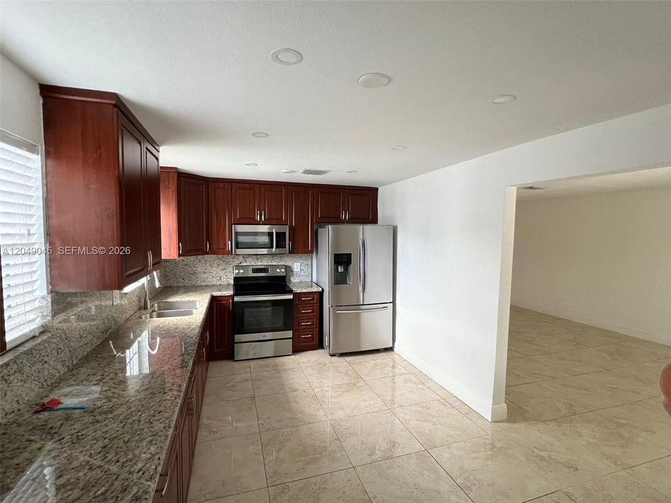 For Rent: $4,600 (5 beds, 4 baths, 950 Square Feet)