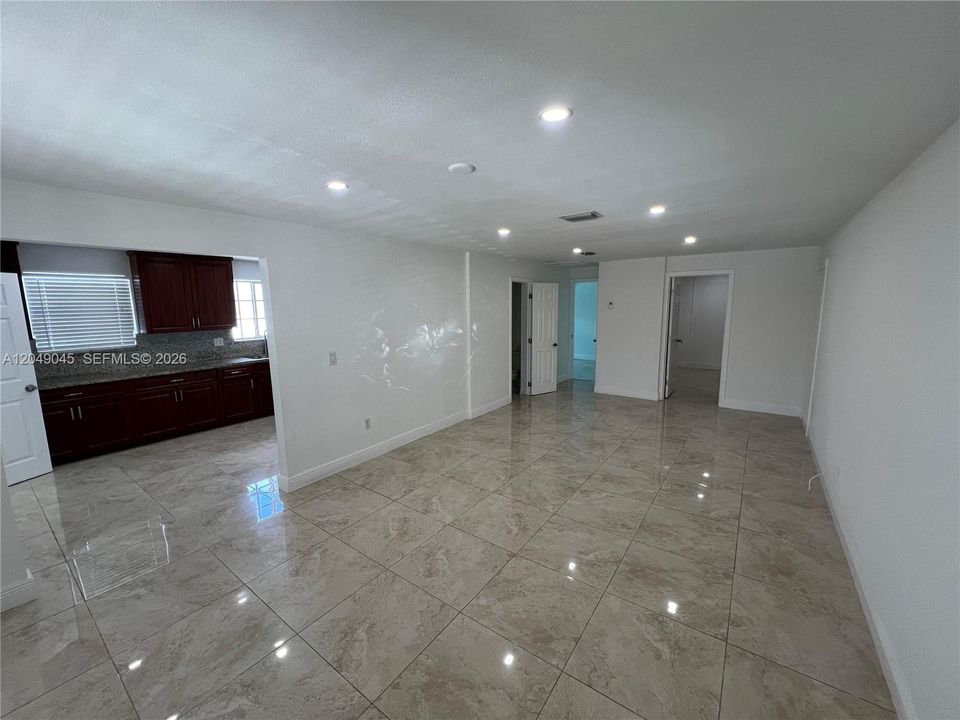 For Rent: $4,600 (5 beds, 4 baths, 950 Square Feet)