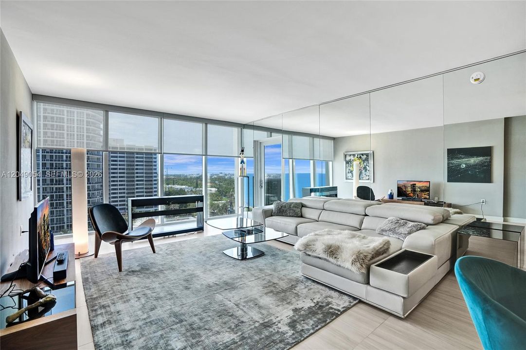 For Sale: $975,000 (1 beds, 1 baths, 896 Square Feet)