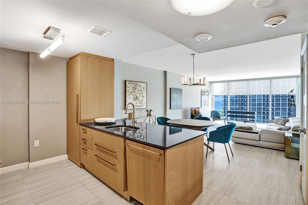 For Sale: $975,000 (1 beds, 1 baths, 896 Square Feet)